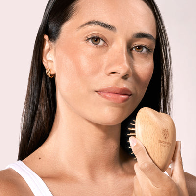 Stimulate acupressure points and promote healthy hair growth, this Hair & Scalp Gua Sha brush is designed to fit in your palm for convenient hair and scalp reflexology on-the-go.