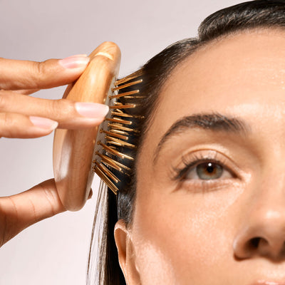 Stimulate acupressure points and promote healthy hair growth, this Hair & Scalp Gua Sha brush is designed to fit in your palm for convenient hair and scalp reflexology on-the-go.