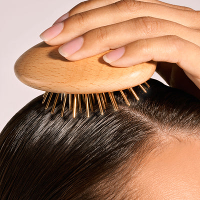 Stimulate acupressure points and promote healthy hair growth, this Hair & Scalp Gua Sha brush is designed to fit in your palm for convenient hair and scalp reflexology on-the-go.