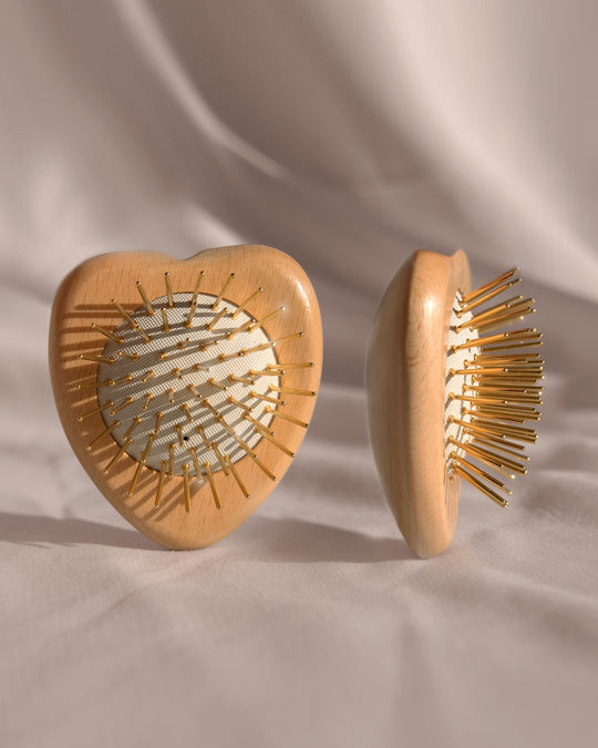 ヘアブラシ・コーム  FOX SKINCARE Love Heart Wooden Gua Sha Hair & Scalp Brush: Love Heart Wooden Edition – Snow Fox
