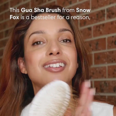 Stimulate acupressure points and promote healthy hair growth with our 24k gold-plated Gua Sha Hair & Scalp Brush.